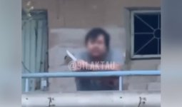 Ақтауда пышақ ұстаған ер адам балаларды шошытты