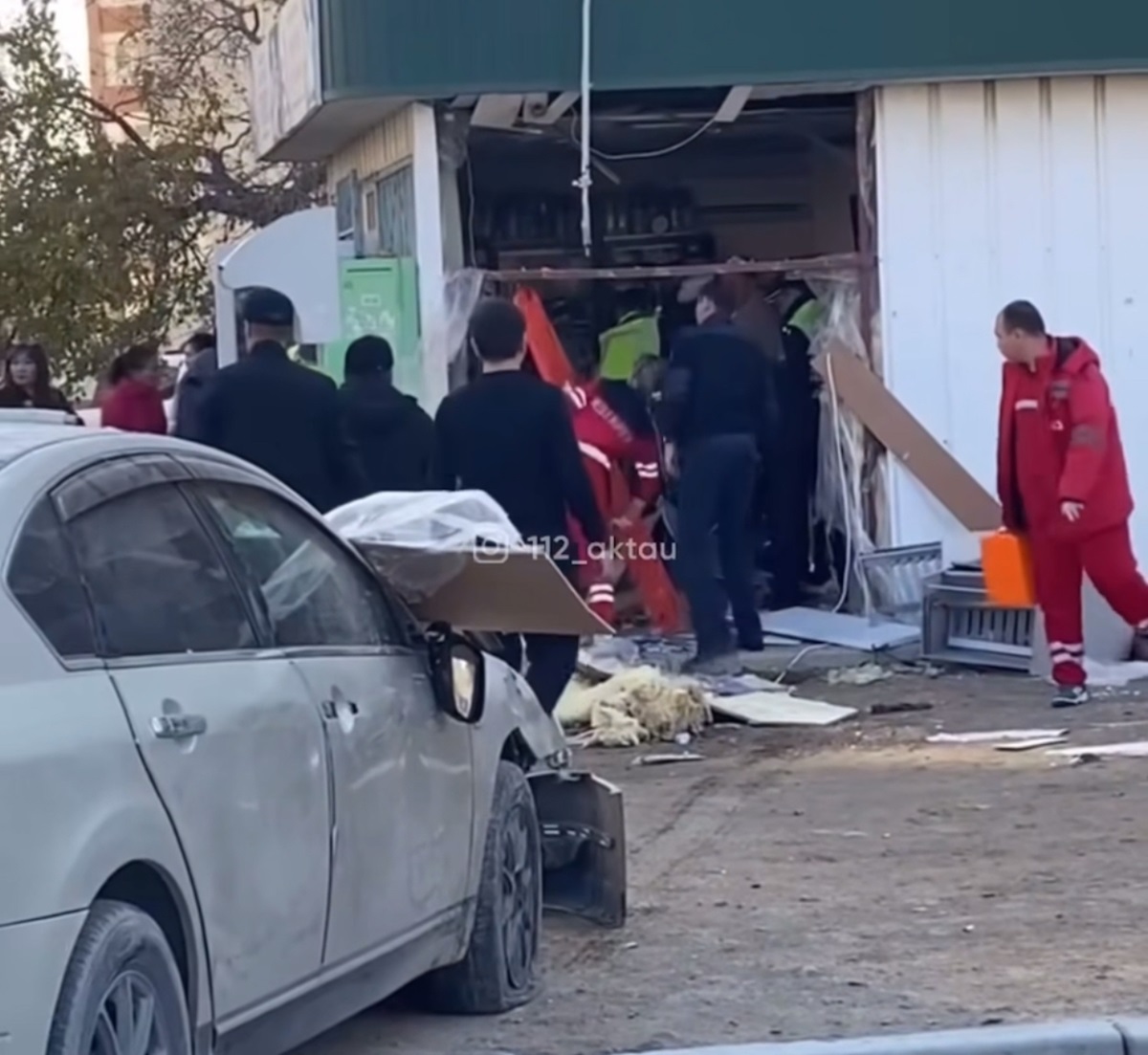 Автомобиль протаранил магазин в Актау: есть пострадавшая