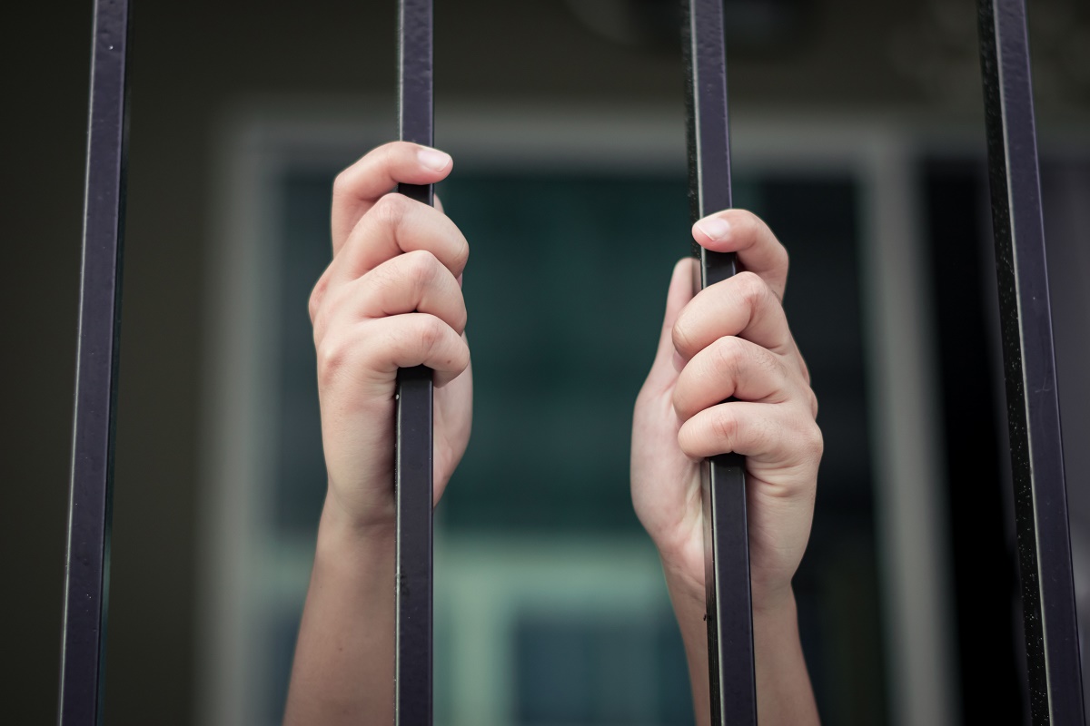 Жасөспірім қыз есірткі үшін қалай түрмеге түскенін айтып берді