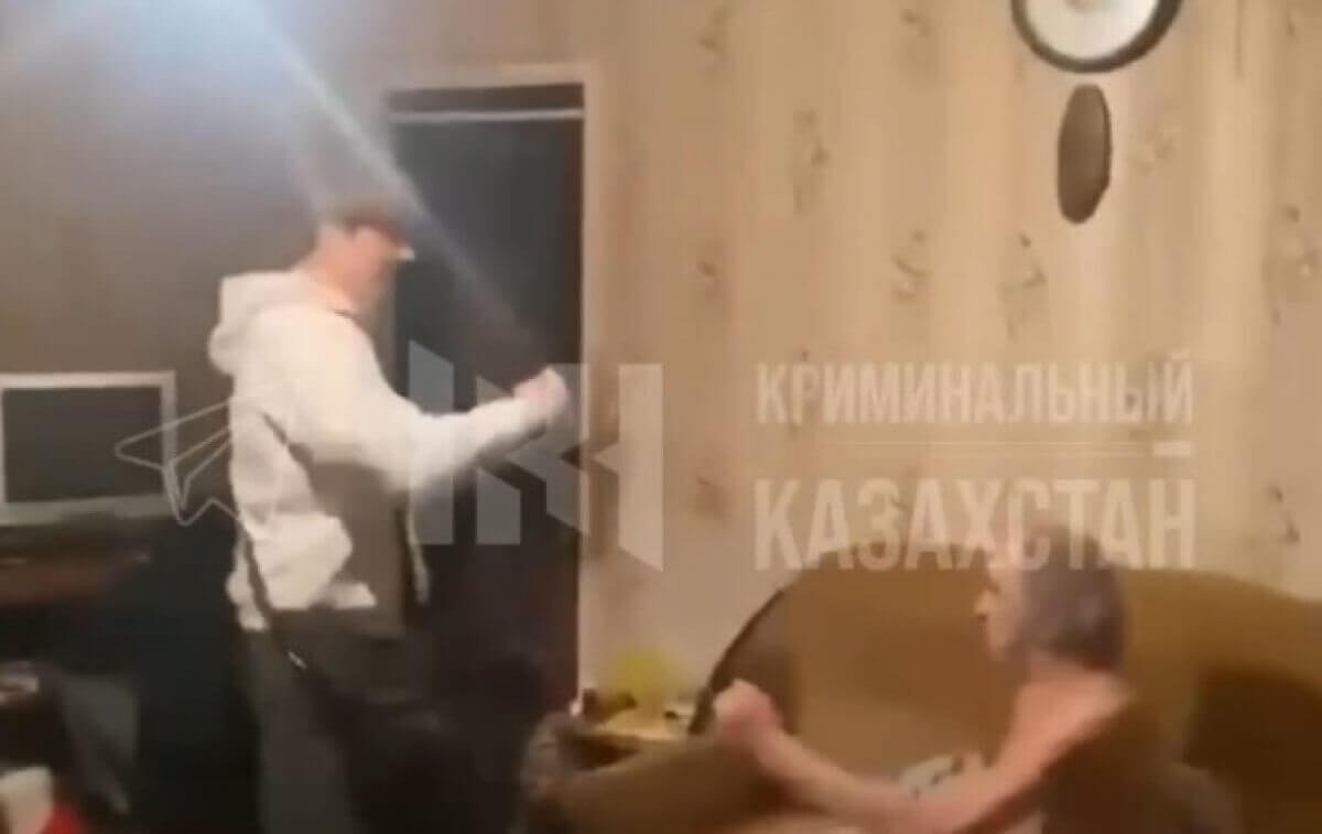 Подростков, избивших пенсионера в Темиртау, поместили в ИВС