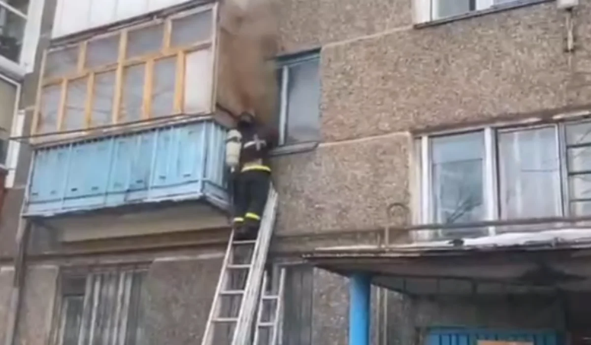 Астанада көпқабатты үйдің 9-қабатындағы балконнан өрт шықты