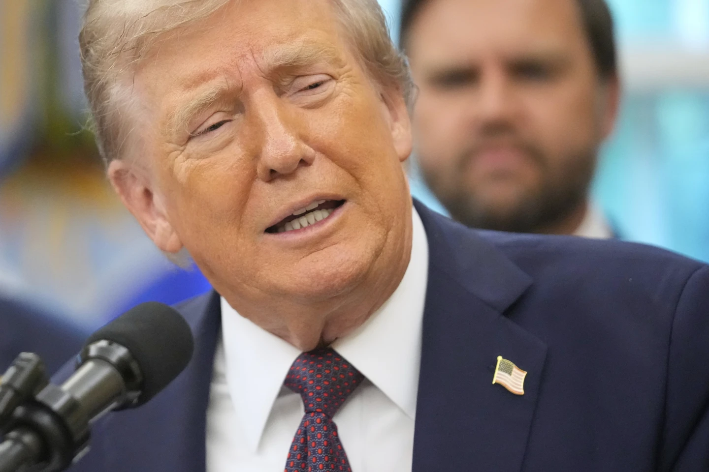 Трамп өз денсаулығы туралы қауесетті жоққа шығарды