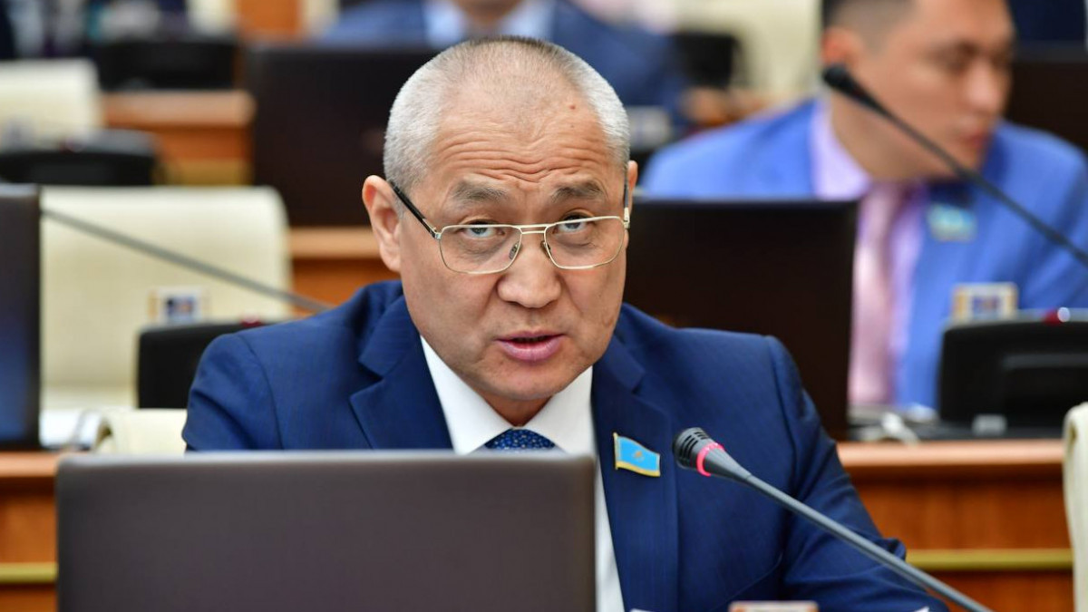 ЛГБТ белсендісі депутат Еділ Жаңбыршинді сотқа берді