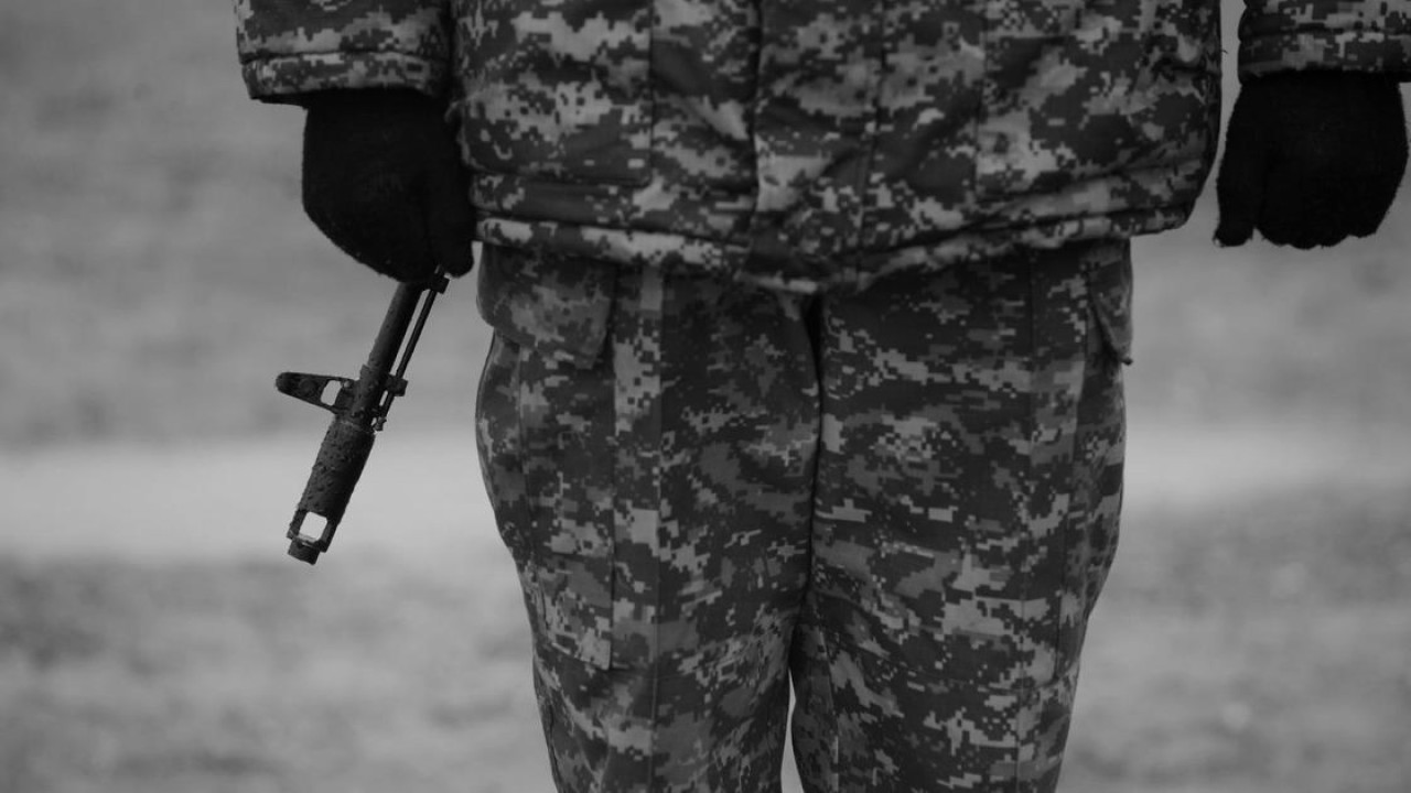 Көздері шығып кеткен: Өскеменде өзін атып өлтірді деген сарбаздың анасы баласын танымай қалған