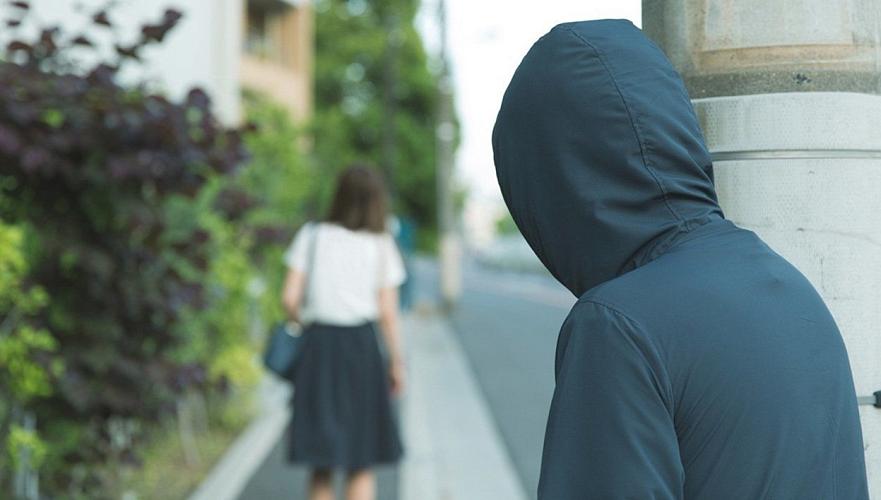 Астанада әйелді алты ай бойы аңдыған ер адам сотталды