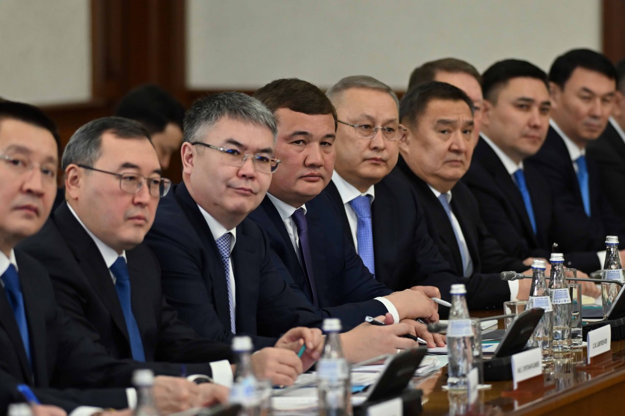 Тоқаев шенеуніктерді «көбірек оқуға» шақырды