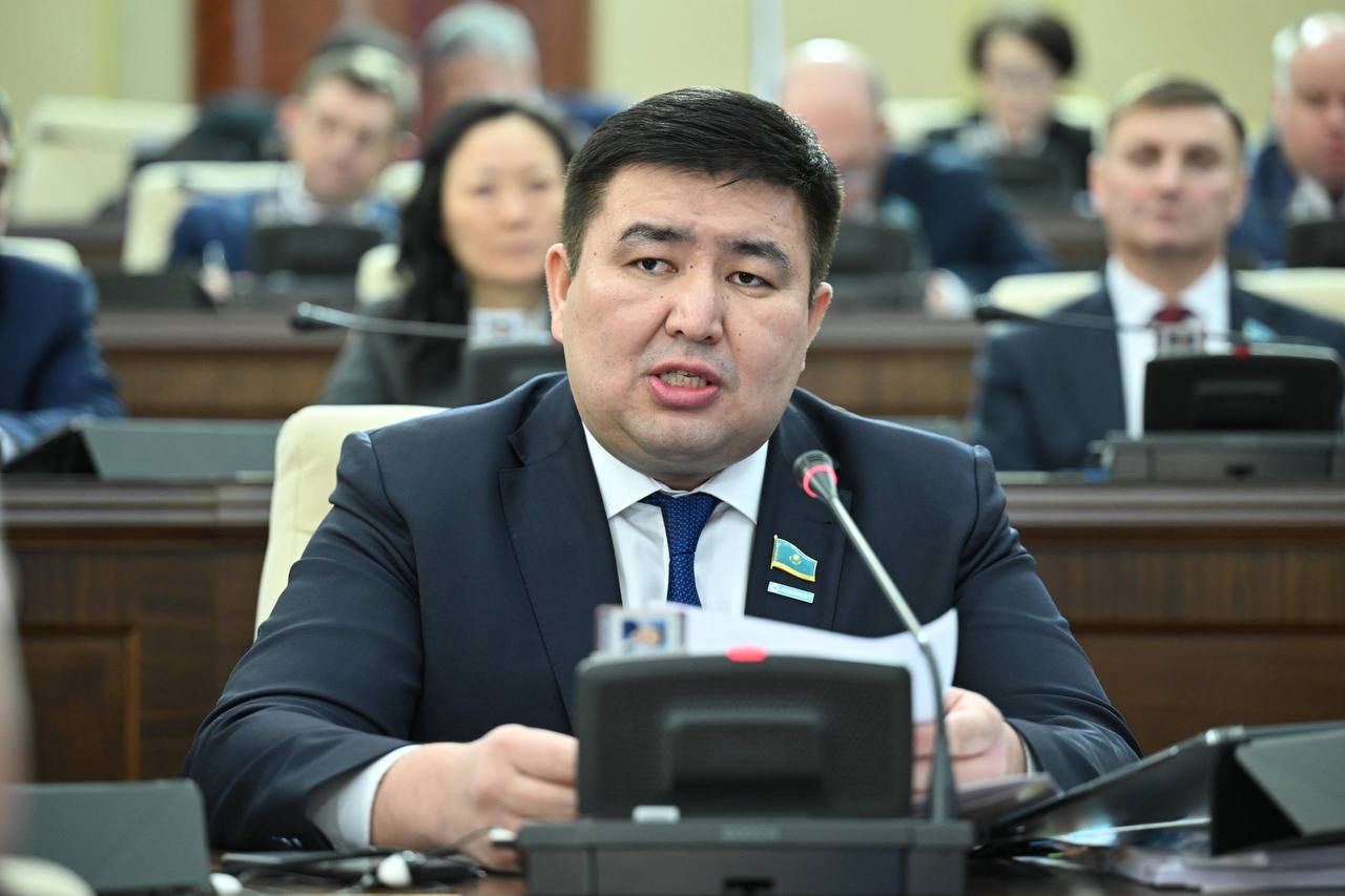 Елнұр Бейсенбаевтың депутаттық өкілеттігі тоқтатылды