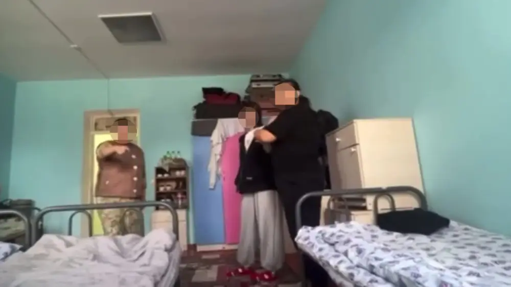 Түркістанда студент қыздарды ерлердің әжетханасын жууға мәжбүрлеген