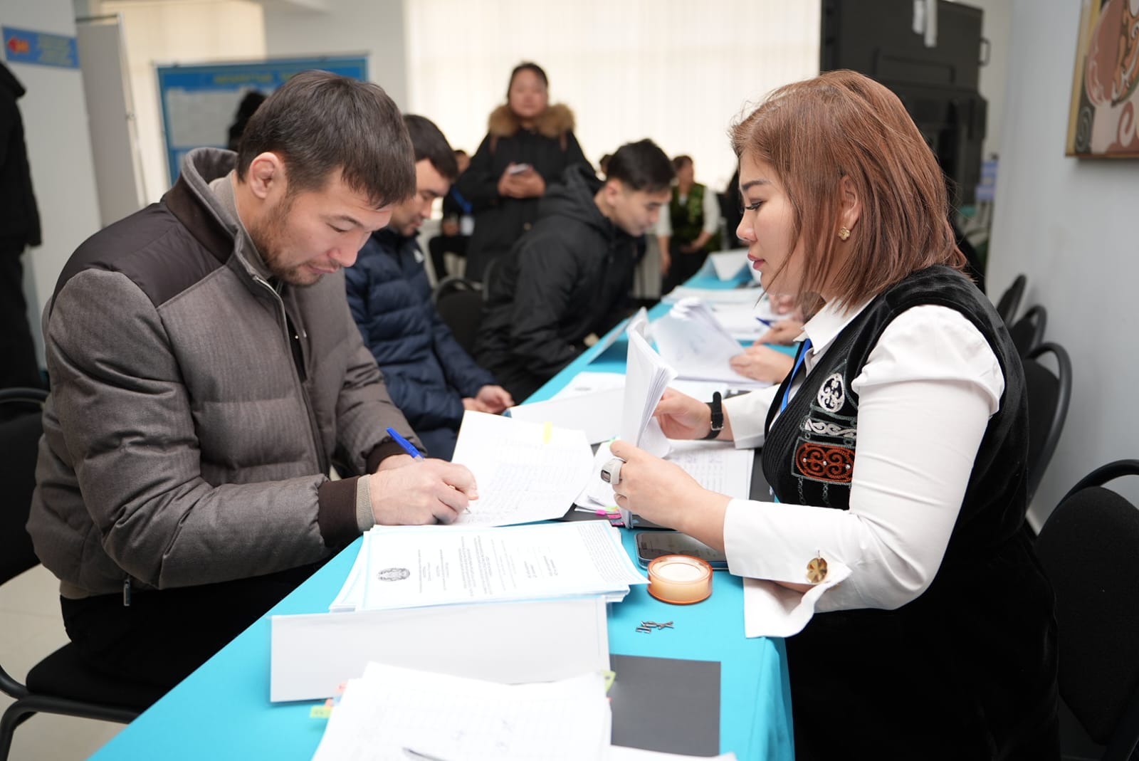 Шавкат Рахмонов проголосовал на референдуме в городе Қонаев