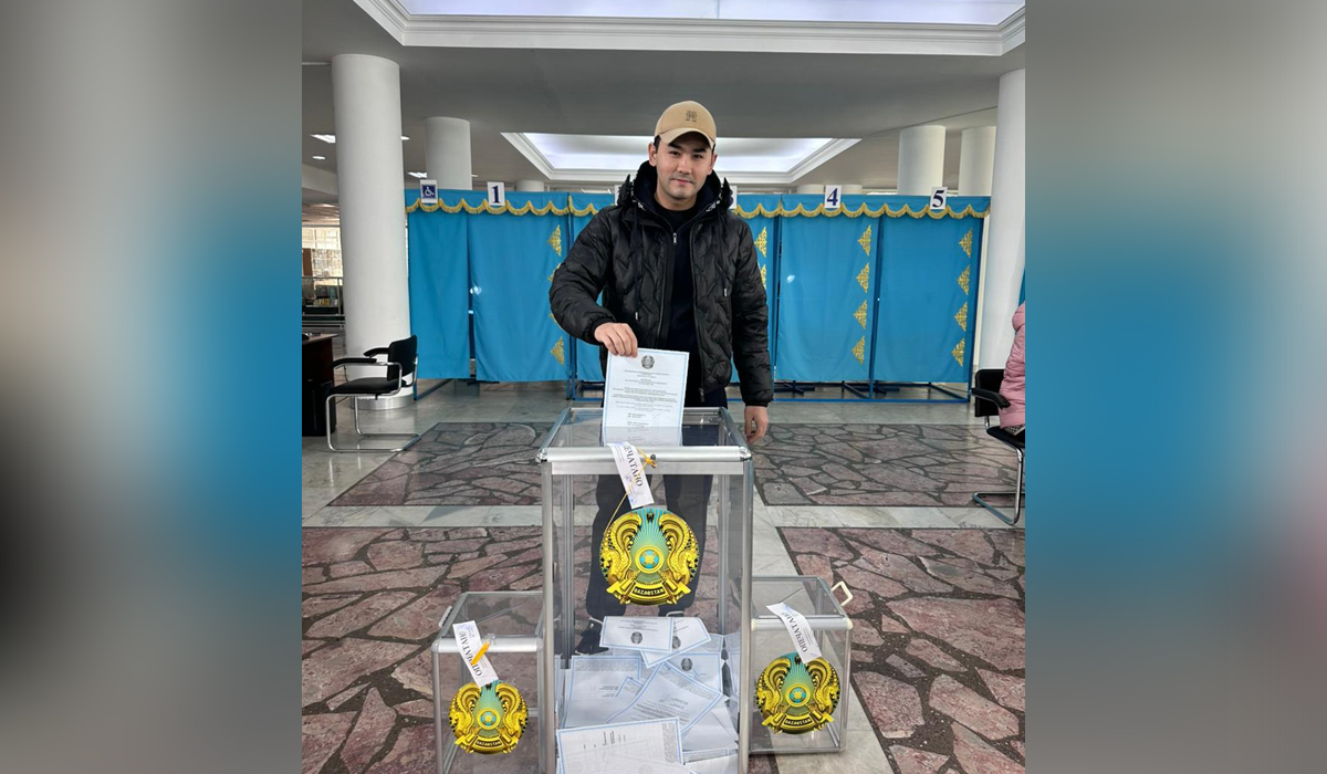 Певца Куандыка Рахыма заметили на участке для голосования в Алматы