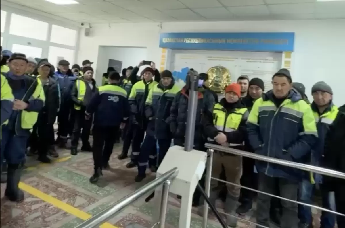 Ереуілге шыққан елордалық жұмысшылар қамалды