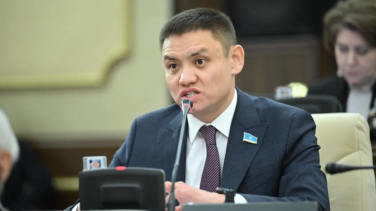 Депутаттар жалақыдан ұсталатын барлық салықты бір төлемге біріктіруді ұсынды
