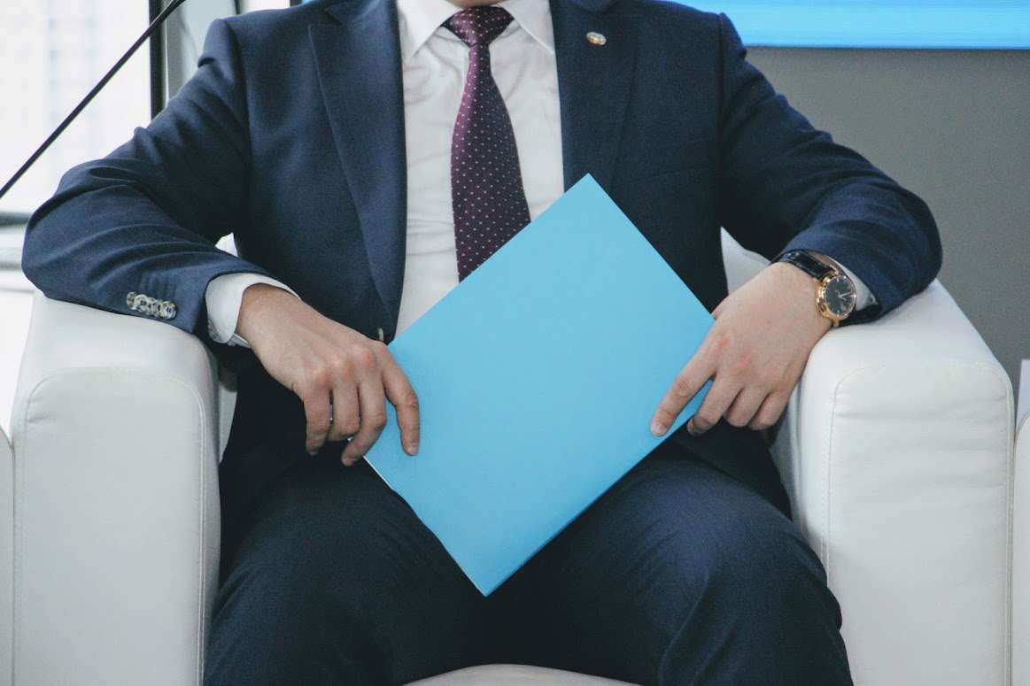 Шымкентте "жұдырығын жұмсаған" аудан әкімі жазаланды