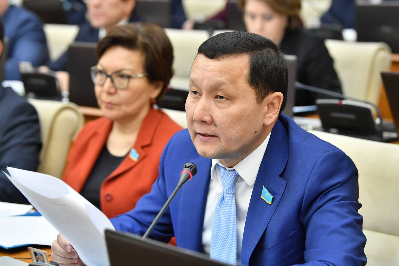 «Депутаттарды атып өлтіруге шақырды»: Абзал Құспан желідегі қысым туралы