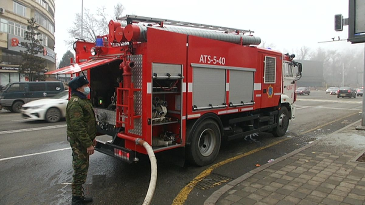 Өрт сөндірушілерге кедергі келтірген көліктерді мәжбүрлі түрде алу керек - депутат