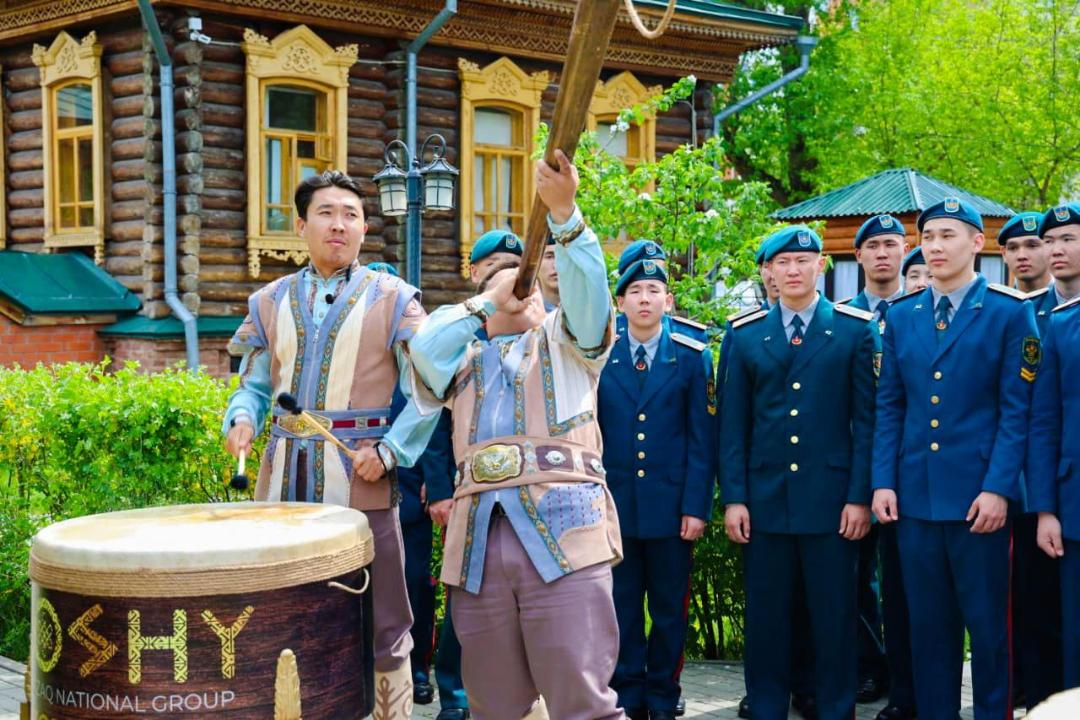 Столичным курсантам показали редкие музыкальные инструменты, использовавшиеся в военном деле