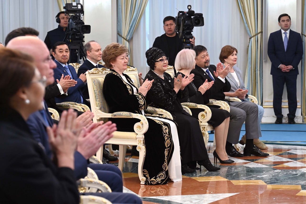 Сыйлық, награда, пәтер: Президент мәдениет қайраткерлерін марапаттады