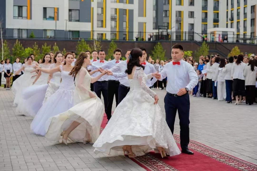 Дарақылық па, бәсеке ме: Қазақстанда мектеп бітіру кешіне қанша ақша жұмсалады