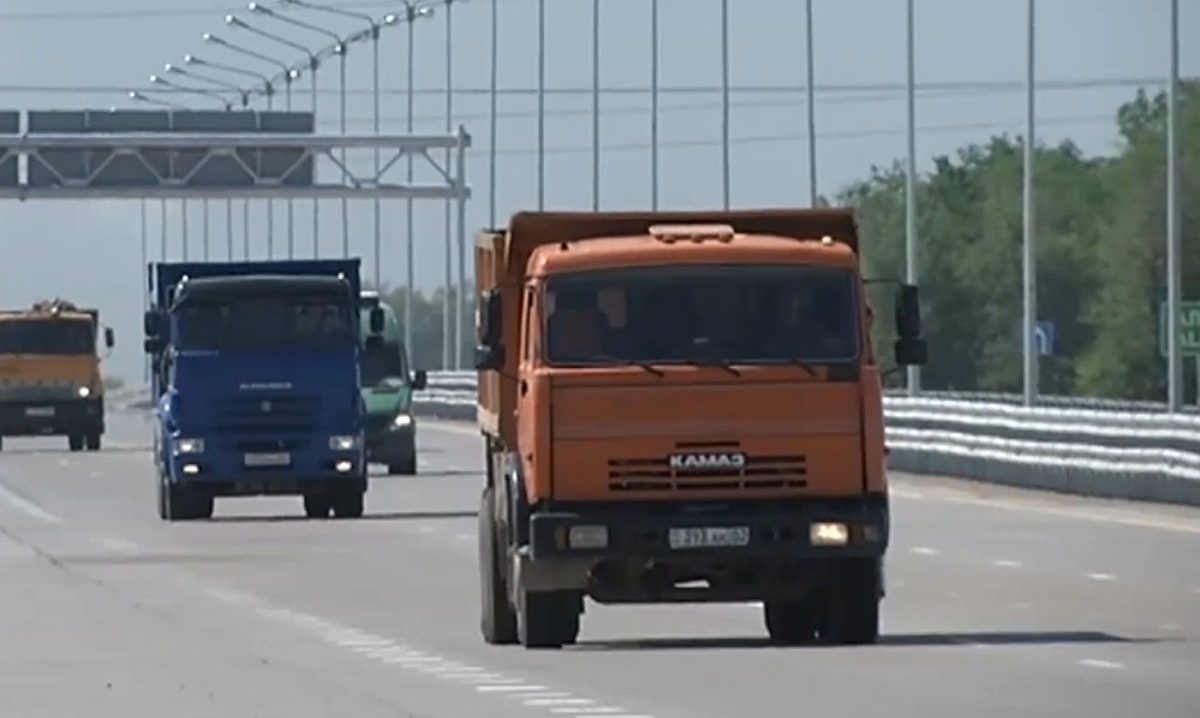 Қазақстанда ауыр жүк көліктеріне уақытша шектеу енгізіледі